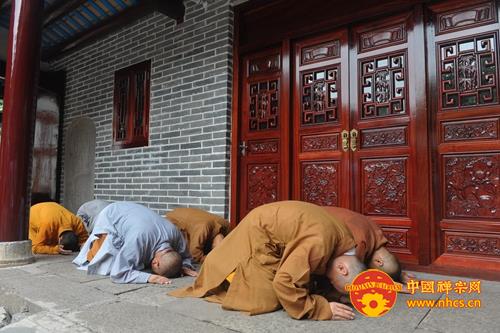 广东南华禅寺第九届“禅悦行”之三步一拜礼六祖
