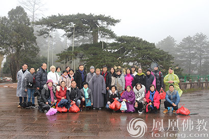 「佛教」九华山上禅堂向偏远寺庵僧尼送善款物资