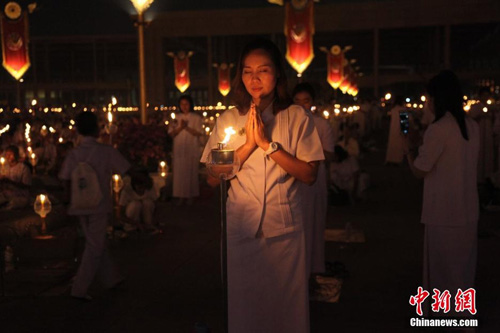 「平安」泰法身寺举行万佛节平安灯法会