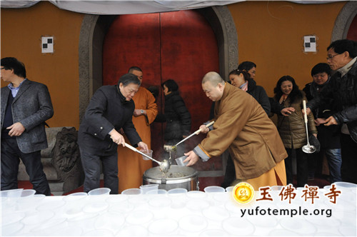 「佛教」上海玉佛禅寺举行2014年迎新年腊八赠粥活动