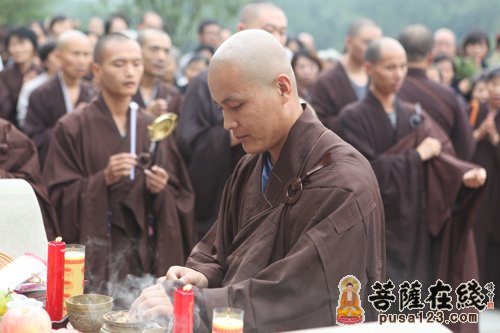 「佛教」江西净居禅寺举行“体光老和尚舍利塔扫塔祭祀法会”