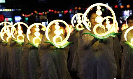 「佛教」韩国首尔佛教徒在参加“燃灯节”游行祭祀活动
