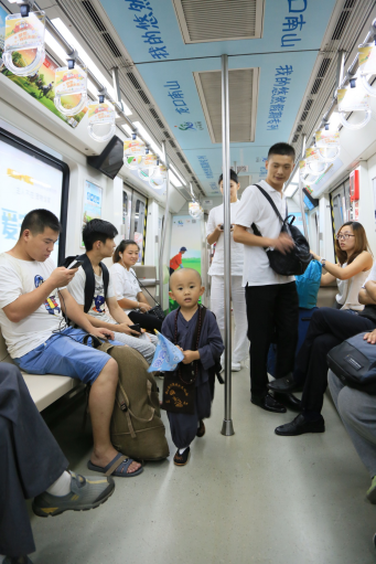 「佛教」北京地铁惊现超级呆萌小和尚 整列车厢被萌化