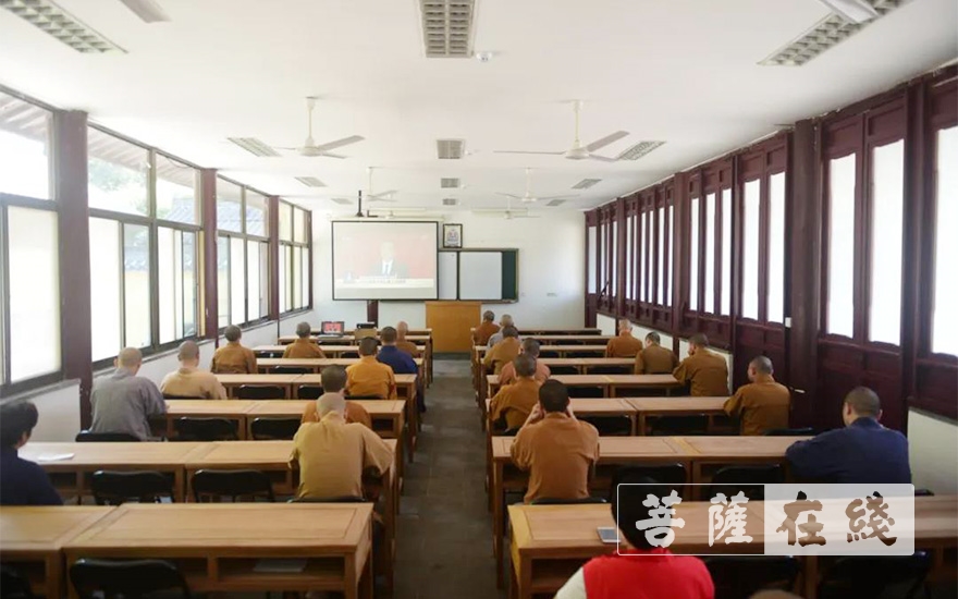 「佛教」南京栖霞古寺僧众观看十三届全国人大三次会议直播
