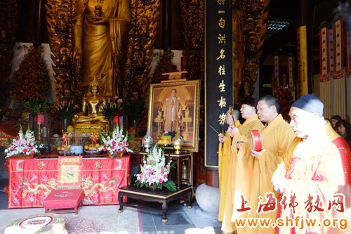 「佛教」泰国驻沪总领事前往上海龙华古寺为泰国国王祈福