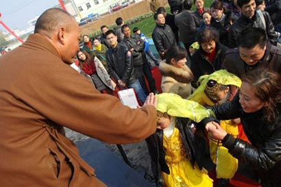 「慈善」禅寺获爱心企业捐善款 方丈祈福引网友热议