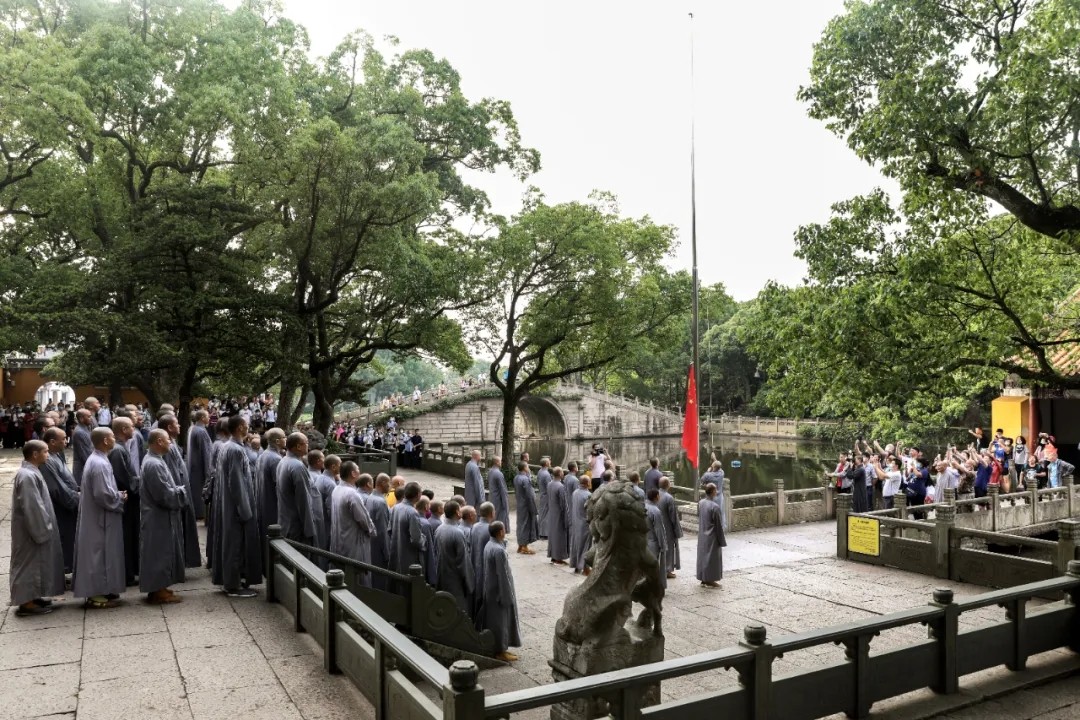 「升旗仪式」爱国爱教，普陀山等宗教场所恢复开放首日升国旗