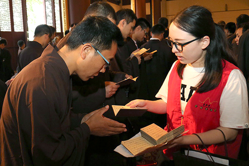 「灵隐寺」全国各地300人齐聚于浙江杭州灵隐寺 皈依三宝