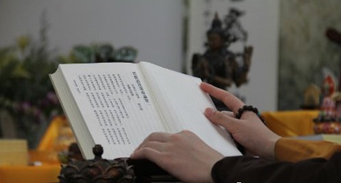 「佛教」北京龙泉寺僧团学修活动开始 读诵大乘经论