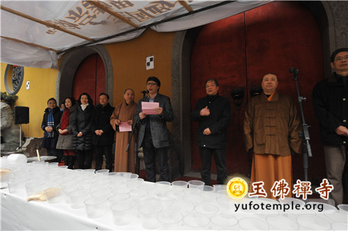 「佛教」上海玉佛禅寺举行2014年迎新年腊八赠粥活动