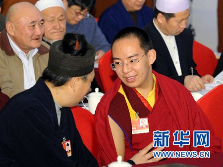 「班禅喇嘛」班禅谦和从容参政 与不同教派委员温暖互动