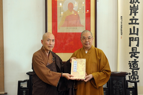 美国万佛圣城恒全法师一行参访广东韶关南华禅寺