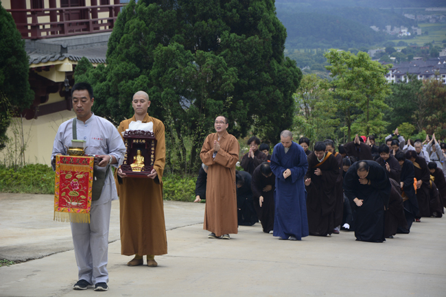 「射阳」江苏射阳息心寺、敦煌雷音寺缁白二众虔诚朝礼江西东林大佛