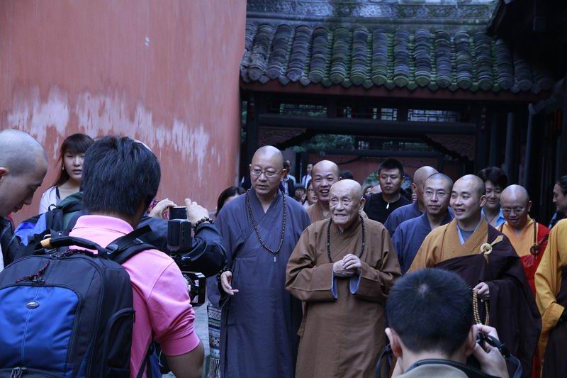 梦参老和尚于2010年9月25日参访成都文殊院(组图) 梦参老和尚于2010年9月25日参访成都文殊院(组图)