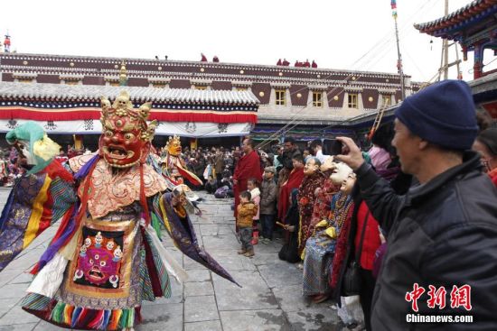 「塔尔寺」青海塔尔寺正月观经法会“跳欠”传承280多年