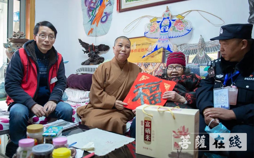 「佛教」上海龙音寺住持信弘法师慰问困难家庭