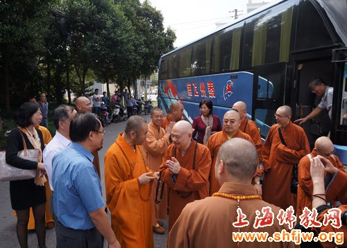 「佛教」台湾世界佛教僧伽会会长了中长老一行莅临上海宁国禅寺