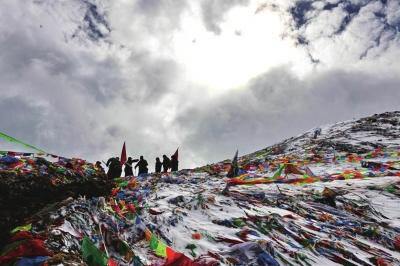 「梅里雪山」梅里雪山本命年迎大量朝圣者 12天清出垃圾150吨