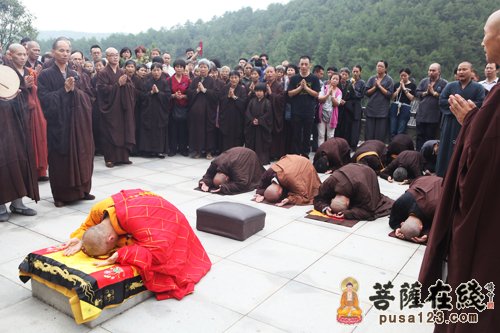 「佛教」江西净居禅寺举行“体光老和尚舍利塔扫塔祭祀法会”