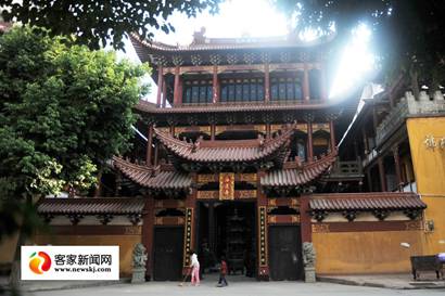 「弃婴」一位尼师30年收养20名弃婴现多人已考入大学