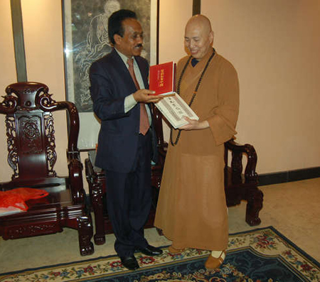 「东林寺」尼泊尔驻华大使卡尔基一行参访江西庐山东林寺 「东林寺」尼泊尔驻华大使卡尔基一行参访江西庐山东林寺