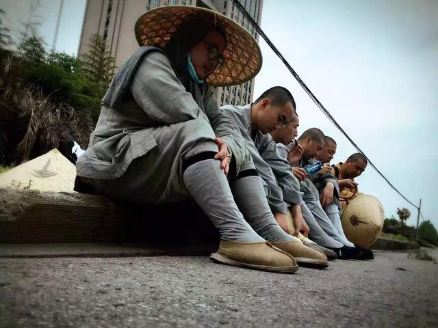 「佛教」无锡市惠山寺僧人行脚朝礼安徽九华山