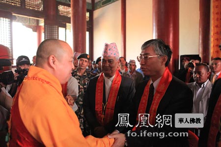 「中国佛教协会」印顺法师荣膺尼泊尔中华寺方丈 传印长老送座