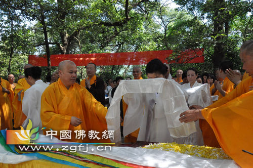 湖南仁瑞寺隆行举行师公天柱长老圆寂一周年追思法会