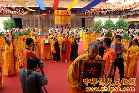 「本焕长老」本焕长老弟子印彻法师荣膺广东南雄大雄禅寺方丈