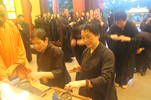 「佛教」石室禅院举行“母亲节三步一拜感恩朝山活动” 「佛教」石室禅院举行“母亲节三步一拜感恩朝山活动”
