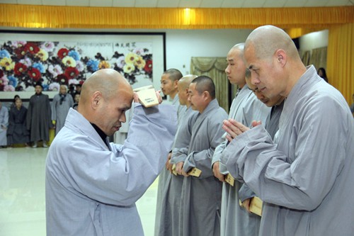 「弘法寺」精进禅修 广东弘法寺开启2013年冬季禅七法会