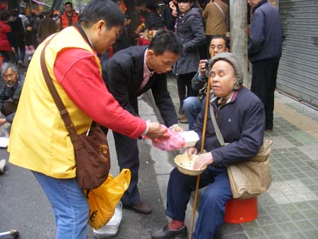 「志愿者」流浪者啊 请不再流浪——大年初一施斋记