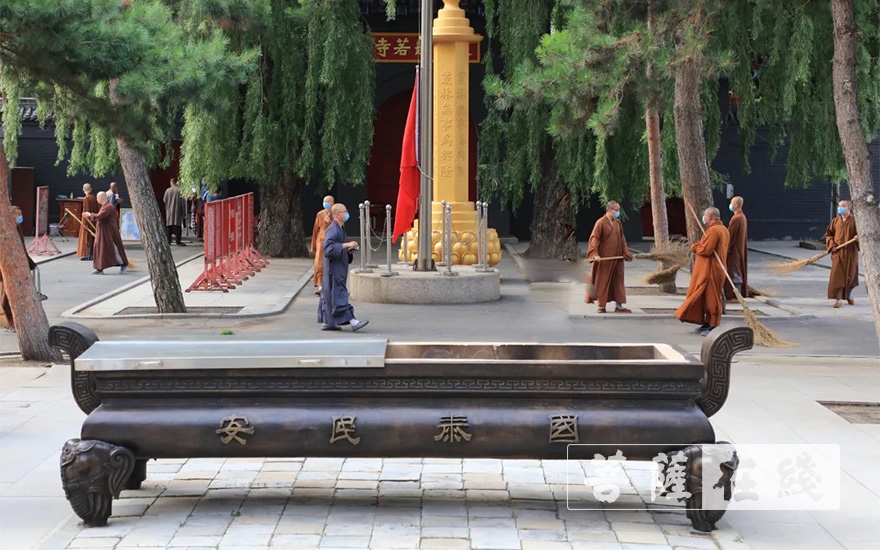 长春般若寺恢复开放首日举行升旗仪式