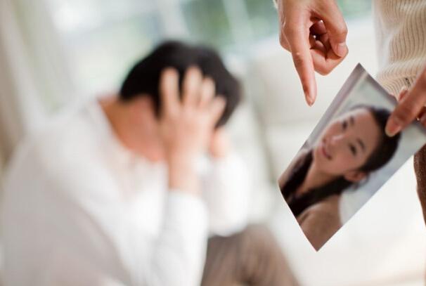 「婚姻」儒雅副院长抛妻弃子激恋娇美女孩 未成想晚景凄惨