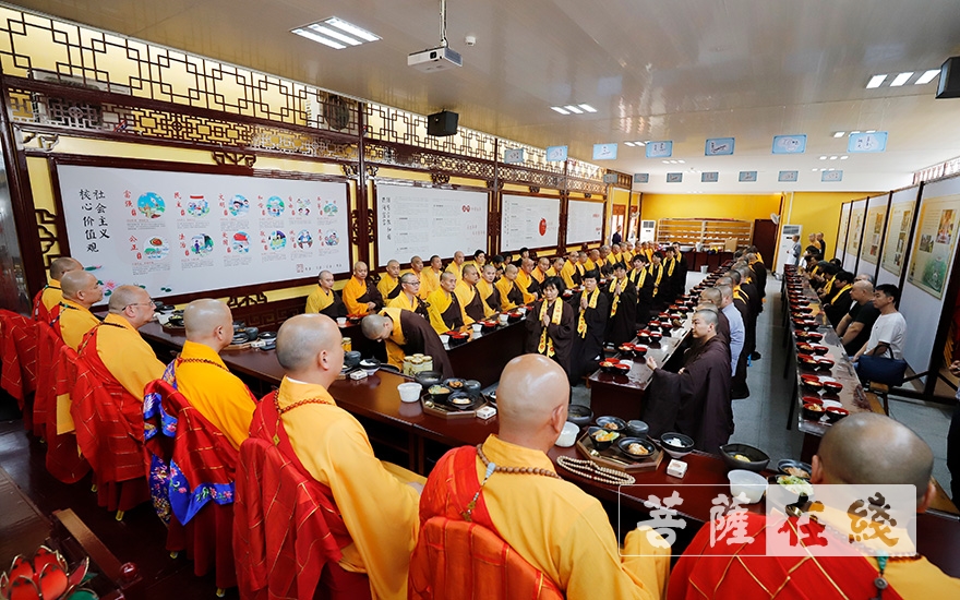 「佛教」绍兴龙华古寺和龙华证道海会慈善联合会在孝道月举办首次供僧法会