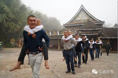 「出家」同时出家的双胞胎兄弟临行前为父母洗脚
