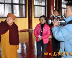 「佛教」“佛教女众修行帮扶计划”拍前期短片 四川尼众佛学院接受采访