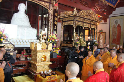 「佛教」六祖故里广东云浮龙潭寺隆重举行本焕长老舍利供奉暨祈福法会