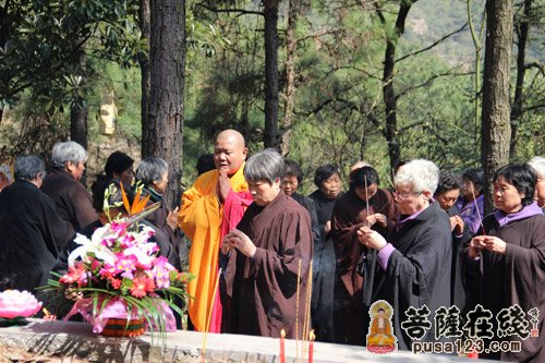 「祭祀」秋爽大和尚携四众弟子为大休上人扫墓祭祀