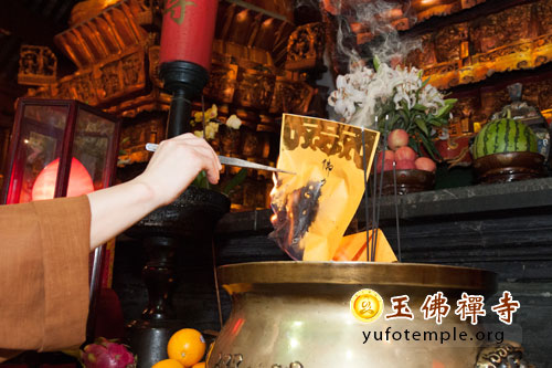 上海玉佛禅寺为“东方之星”客轮翻船事故祈福