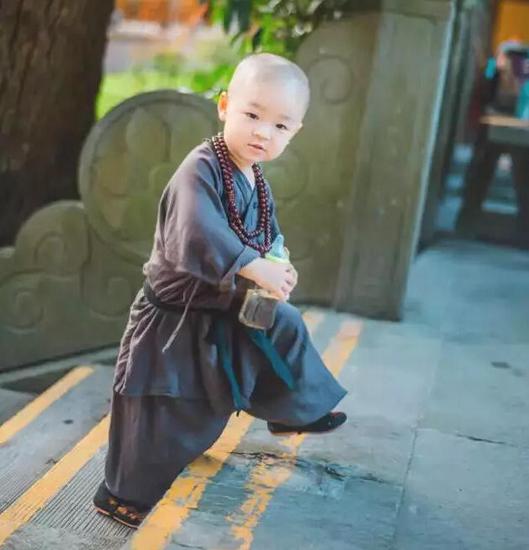 「灵隐寺」灵隐寺两岁“小和尚”萌爆网络