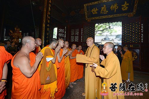 「佛教」南传佛教代表团参访普陀山 王健司长、道慈法师亲切会见