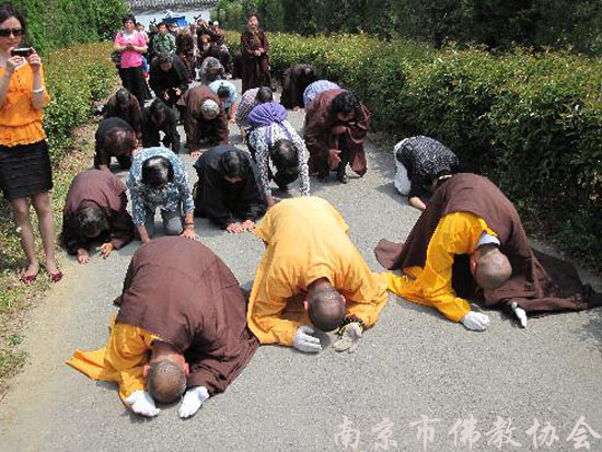「佛教」南京惠济寺三位法师三步一拜朝礼普陀山