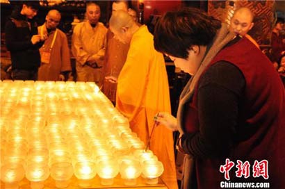 「普陀山」浙江普陀山举行第十二届中国普陀山南海观音文化节“点亮心灯”传灯祈愿活动