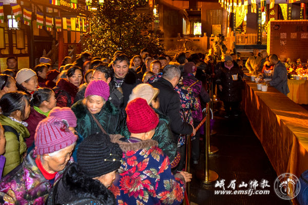「佛教」全国各地佛寺纷纷举办施腊八粥和法会活动，恭迎佛陀成道日。