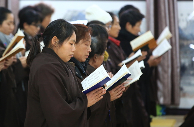 「佛教五戒」江西九江东林寺为冬季佛七居士授三皈五戒