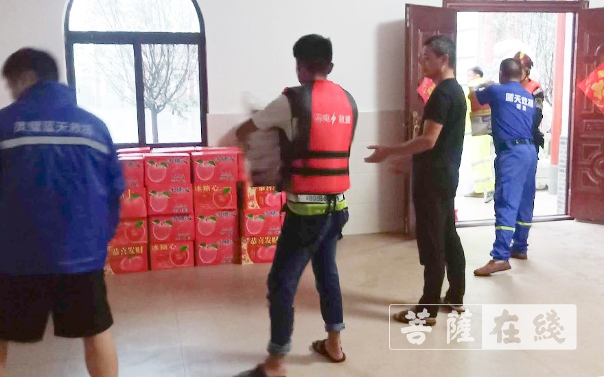 「抗洪抢险」合肥庐江县庆复禅寺原方丈慧庆法师为一线抗洪抢险人员送去生活慰问物资 「抗洪抢险」合肥庐江县庆复禅寺原方丈慧庆法师为一线抗洪抢险人员送去生活慰问物资