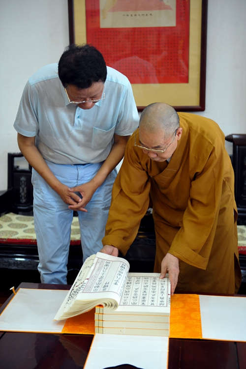 「刘长乐」凤凰卫视董事局主席刘长乐一行到广东韶关南华禅寺参访