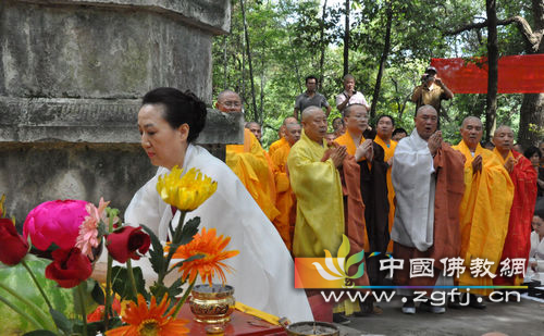 湖南仁瑞寺隆行举行师公天柱长老圆寂一周年追思法会