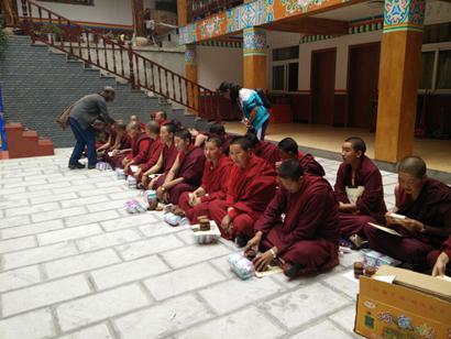 「佛教」云南佛教协会为尼众寺院举行慈善义诊并发放爱心物资